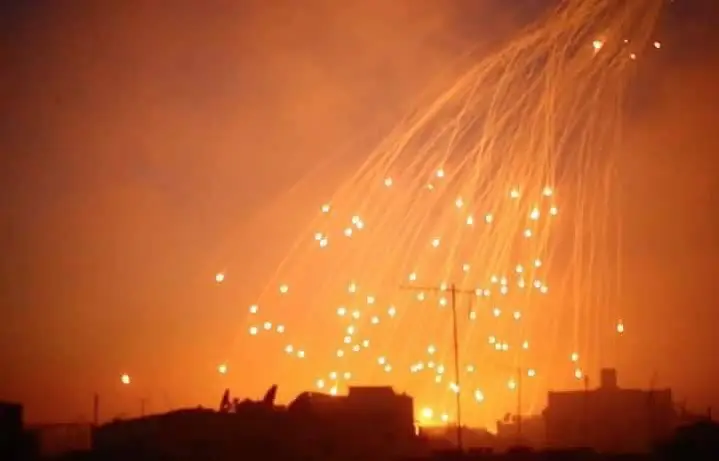 FakeNews "Dringend: Israelische Luftwaffe führt intensive Bombardierungen mit weißem Phosphor im Bereich des Al-Shifa-Krankenhauses in Gaza durch."