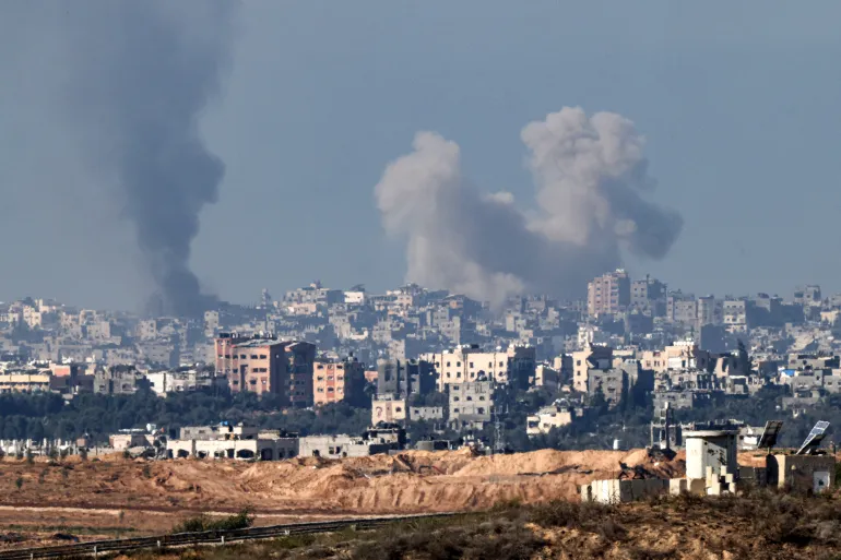 Дым стелется над северной частью сектора Газа во время израильской бомбардировки с юга Израиля [Файл: Jack Guez/AFP]
