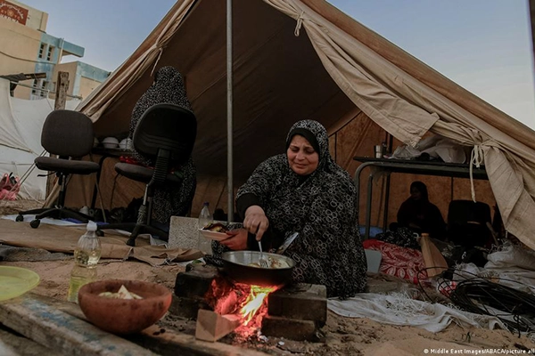 Yehya Sinwar wurde im Flüchtlingslager Khan Younis geboren, hier Ende OktoberBild: Middle East Images/ABACA/picture alliance