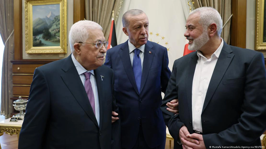 Ismail Haniyeh (rechts) wurde im Juli zusammen mit Mahmoud Abbas (links) vom türkischen Präsidenten Recep Tayyip Erdogan nach Ankara eingeladen Bild: Mustafa Kamaci/Anadolu Agency via REUTERS