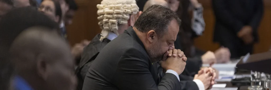 Der israelische Rechtsberater Tal Becker ist während der Anhörung vor dem Internationalen Gerichtshof am 11. Januar 2024 in Den Haag, Niederlande, abgebildet. (Foto: Michel Porro/Getty Images)